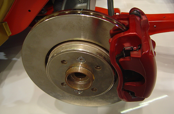 Тормозные колодки и диски: как часто нужно менять и как выбрать качественные