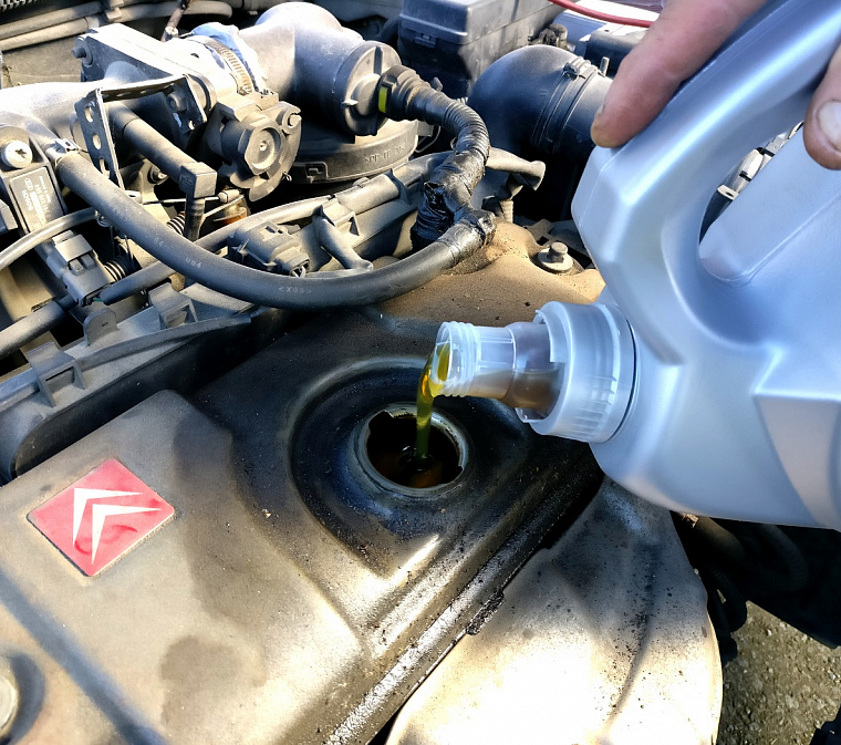 Долив масла в двигатель: как делать это правильно и безопасно