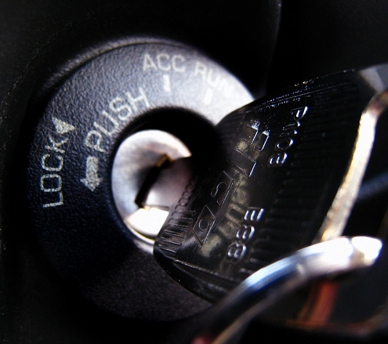 Что делать, если ключ зажигания застрял в замке: практическое руководство