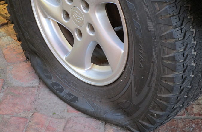 Прокол колеса: что делать и способы ремонта шины